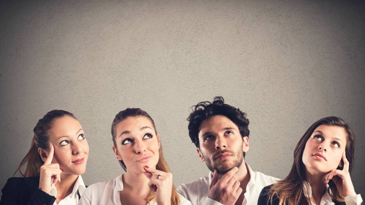 O comportamento simples que costuma aparecer em pessoas inteligentes antes de elas responderem a uma pergunta difícil