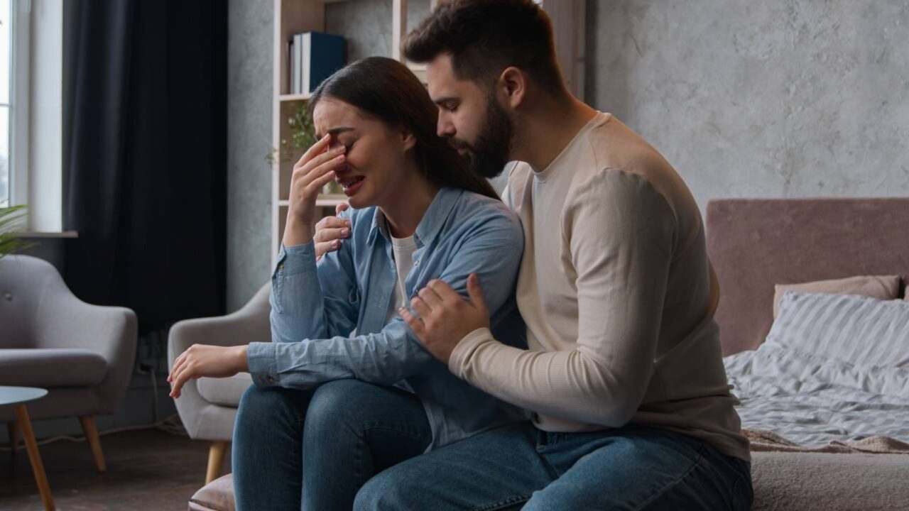 A psicologia explica por que quem cresceu nos anos 80 e 90 aprendeu a pedir desculpas por existir, enquanto quem nasceu depois dos anos 2000 passou a falar mais cedo sobre limites emocionais