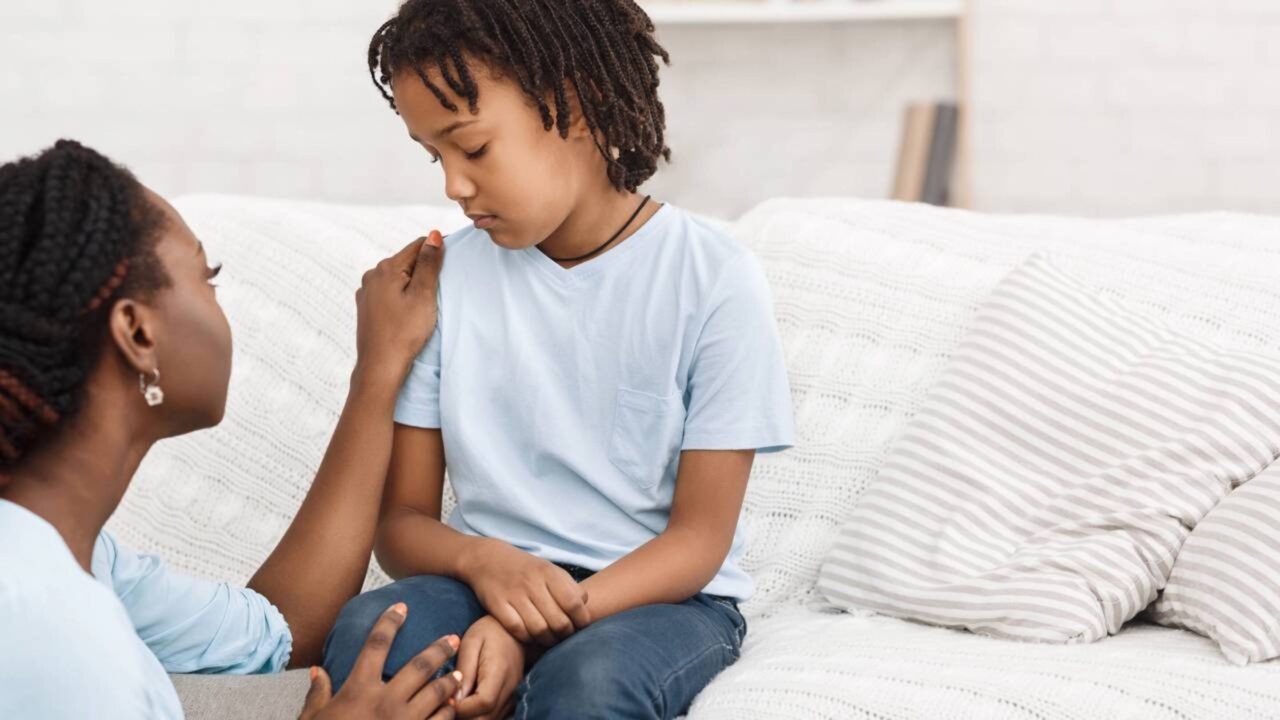 A psicologia explica por que quem cresceu nos anos 80 e 90 aprendeu a pedir desculpas por existir, enquanto quem nasceu depois dos anos 2000 passou a falar mais cedo sobre limites emocionais
