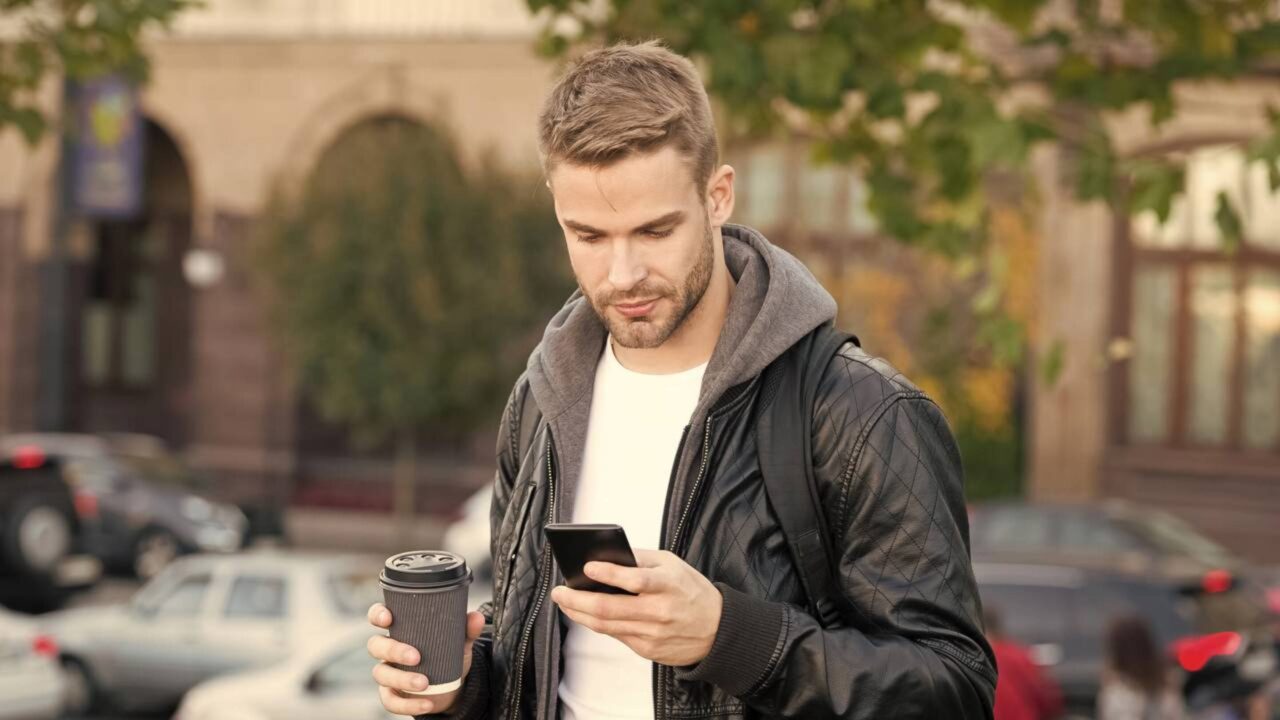 A psicologia explica que ter uma infância sem celular pode ensinar uma lição importante