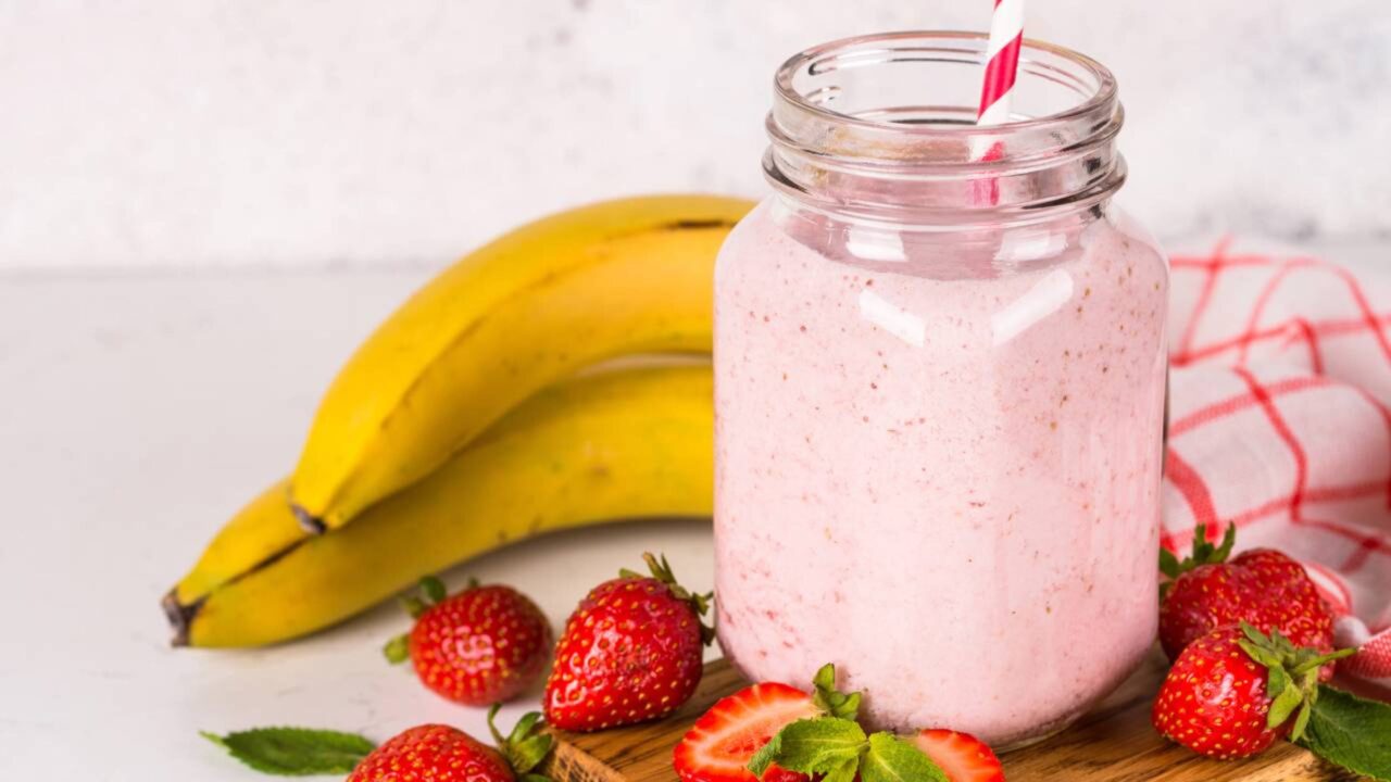 Banana e frutas vermelhas parecem combinação perfeita, mas estudo aponta uma surpresa