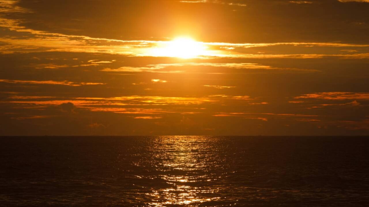 Na Lua, os astronautas viram um Sol branco, revelando que o tom amarelado observado da Terra é criado pela nossa própria atmosfera