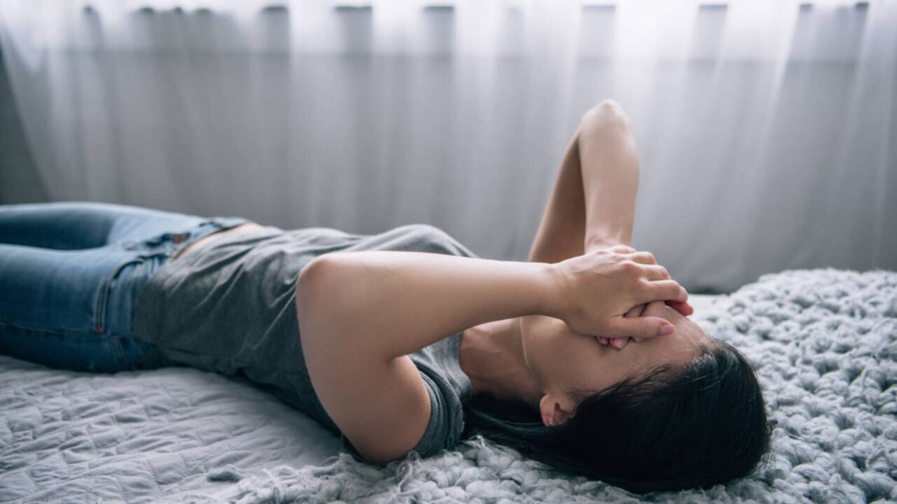 Um estudo com adultos acima dos 50 anos encontrou uma ligação incômoda entre solidão persistente e saúde, e o detalhe está na repetição