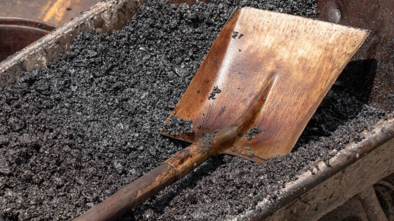 Há quase 100 anos, cientistas colocaram piche em um funil para observar seu comportamento, e desde então apenas nove gotas conseguiram se formar