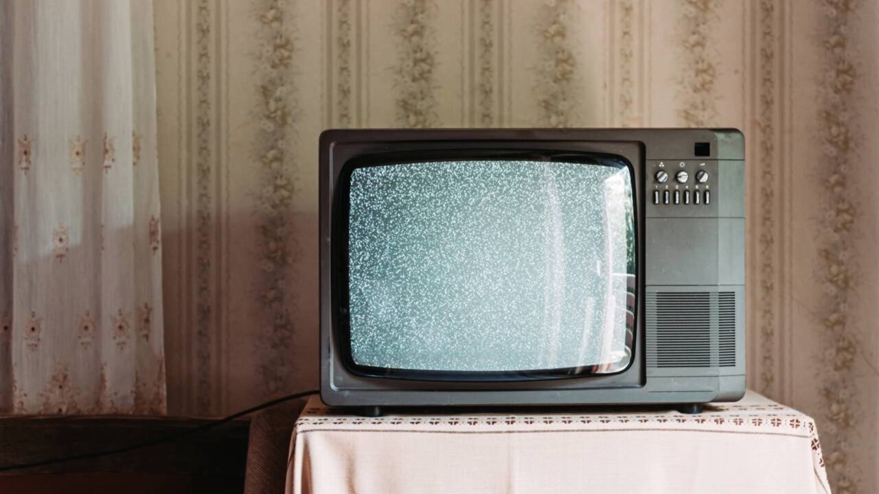 O chiado das televisões antigas escondia um sinal criado no nascimento do Universo