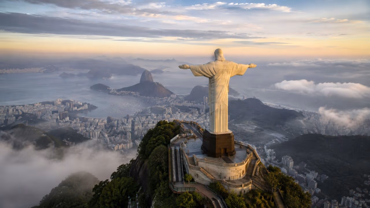 O Cristo Redentor parece simples de longe, mas esconde uma estrutura interna com 12 andares técnicos no topo do Corcovado