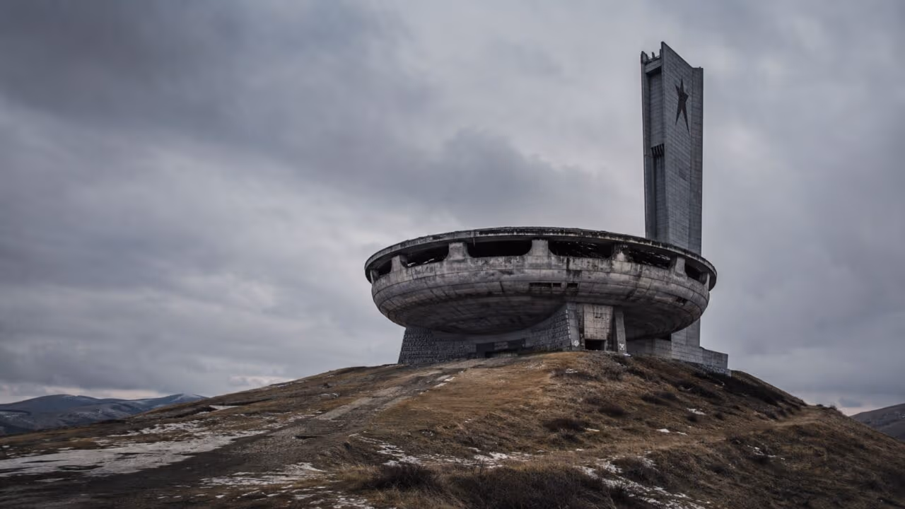 A estrutura abandonada no alto de uma montanha que todos têm medo de entrar e parece saída de outro mundo