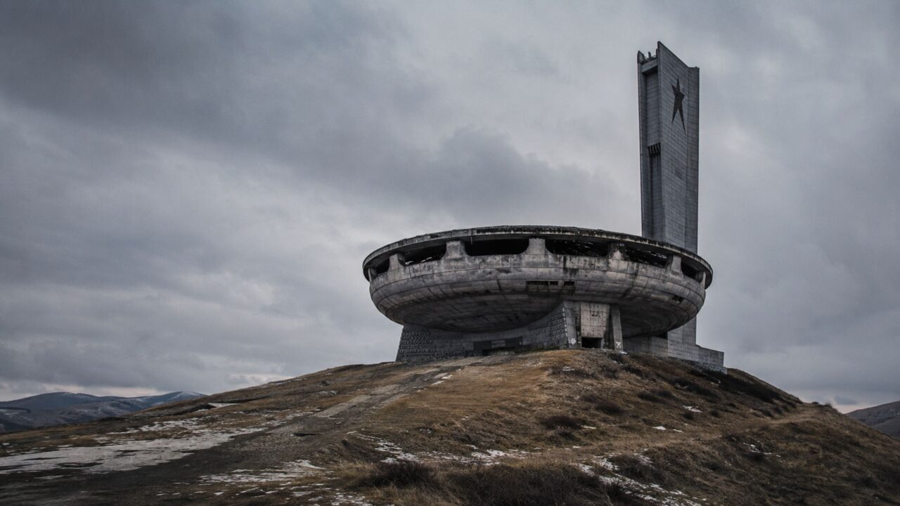 A estrutura abandonada no alto de uma montanha que todos têm medo de entrar e parece saída de outro mundo