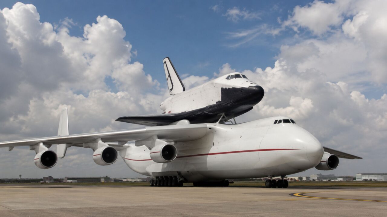 O avião gigante com 6 motores que conseguia carregar um ônibus espacial nas costas