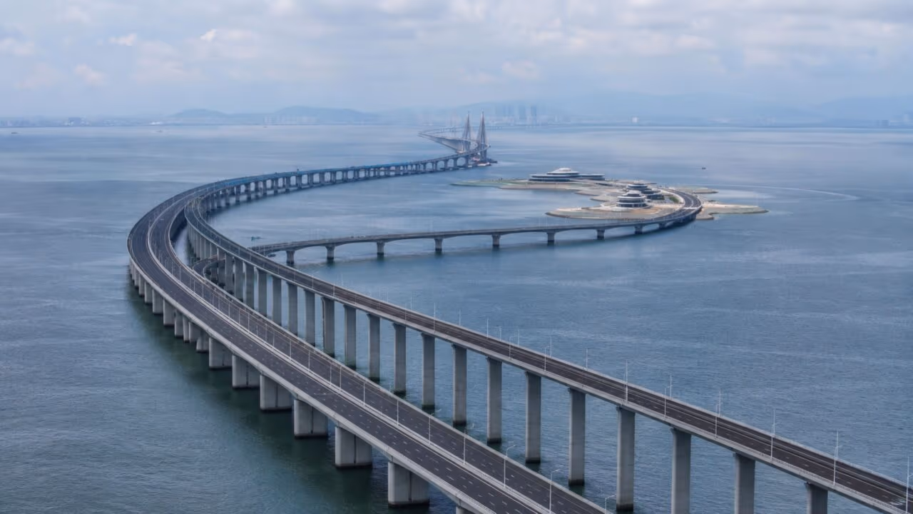 A maior ponte marítima do mundo atravessa 55 km de mar e custou US$ 20 bilhões para ligar Hong Kong a Macau