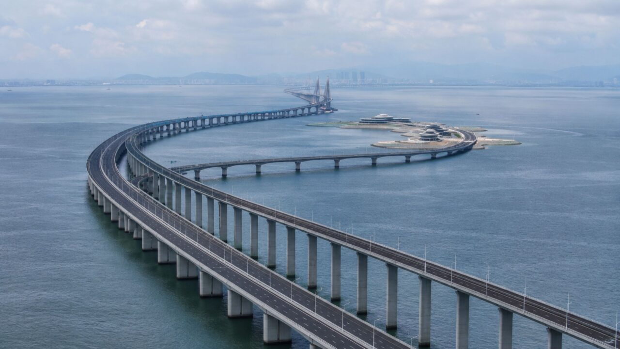A maior ponte marítima do mundo atravessa 55 km de mar e custou US$ 20 bilhões para ligar Hong Kong a Macau