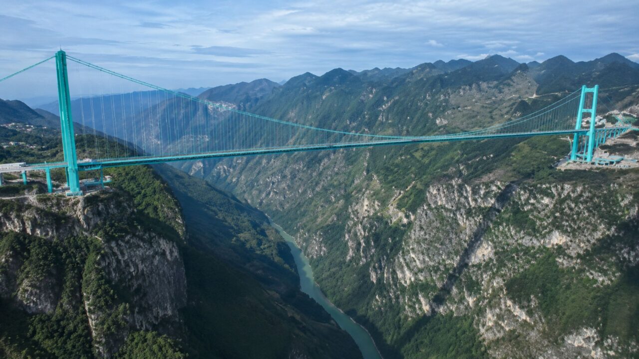 A engenharia que cruza um abismo de mais de 600 metros