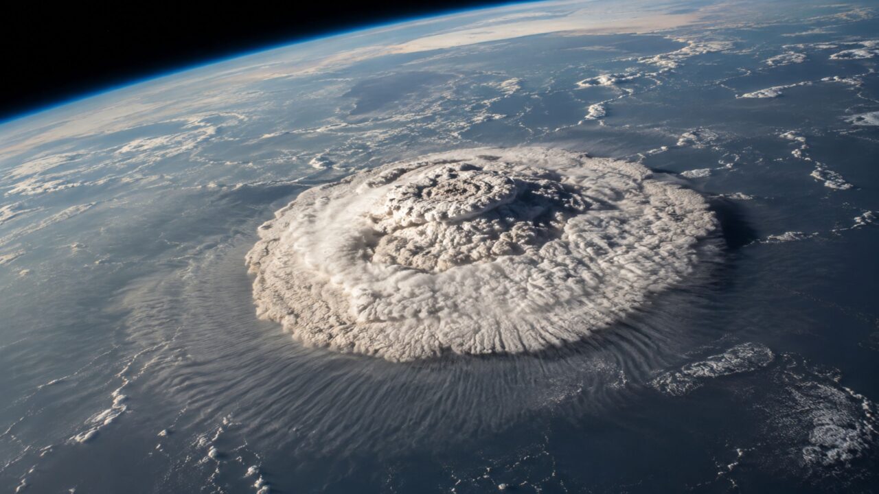 A maior erupção vulcânica do século XXI lançou cinzas a mais de 50 km de altitude e foi vista do espaço