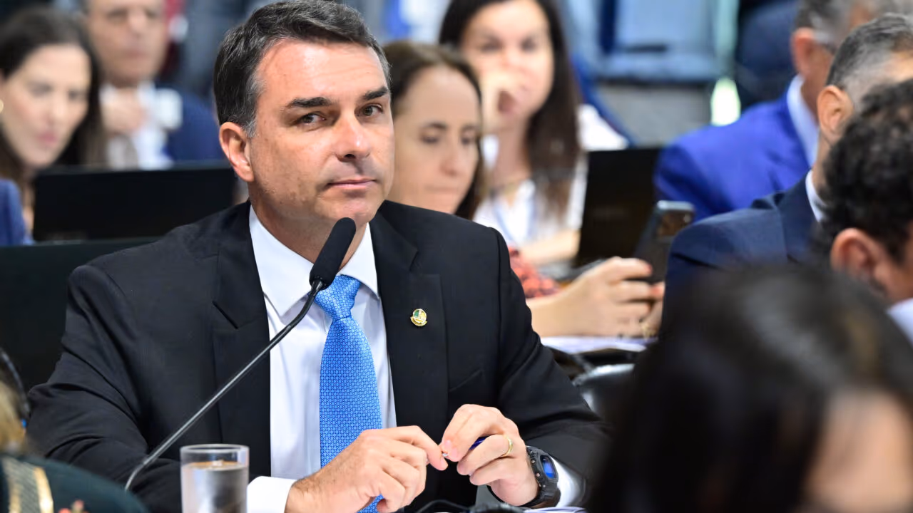OAB intercede pelo advogado Flávio Bolsonaro no STF