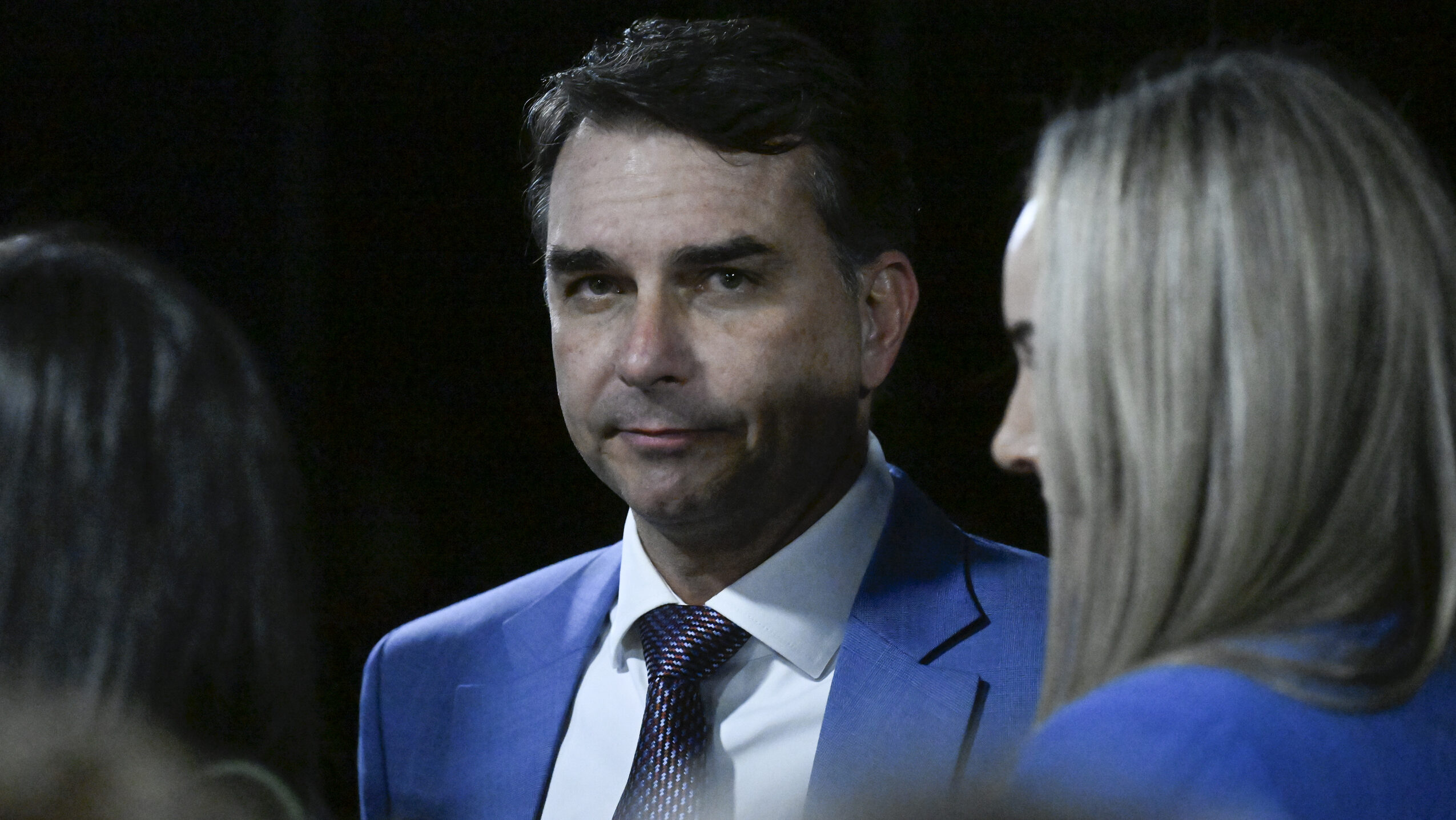 Flávio repudia fala de Paulo Figueiredo e busca conter desgaste com eleitoras