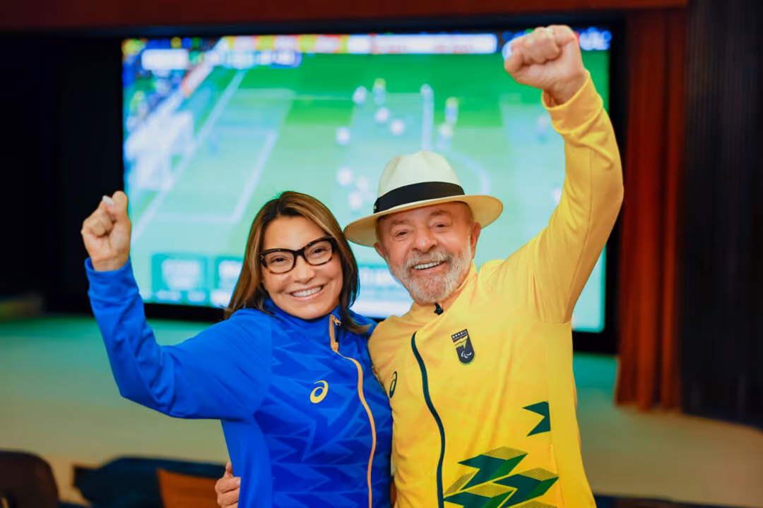 Em meio à crise de Flávio com o PL Mulher, Lula aposta em discurso às mulheres