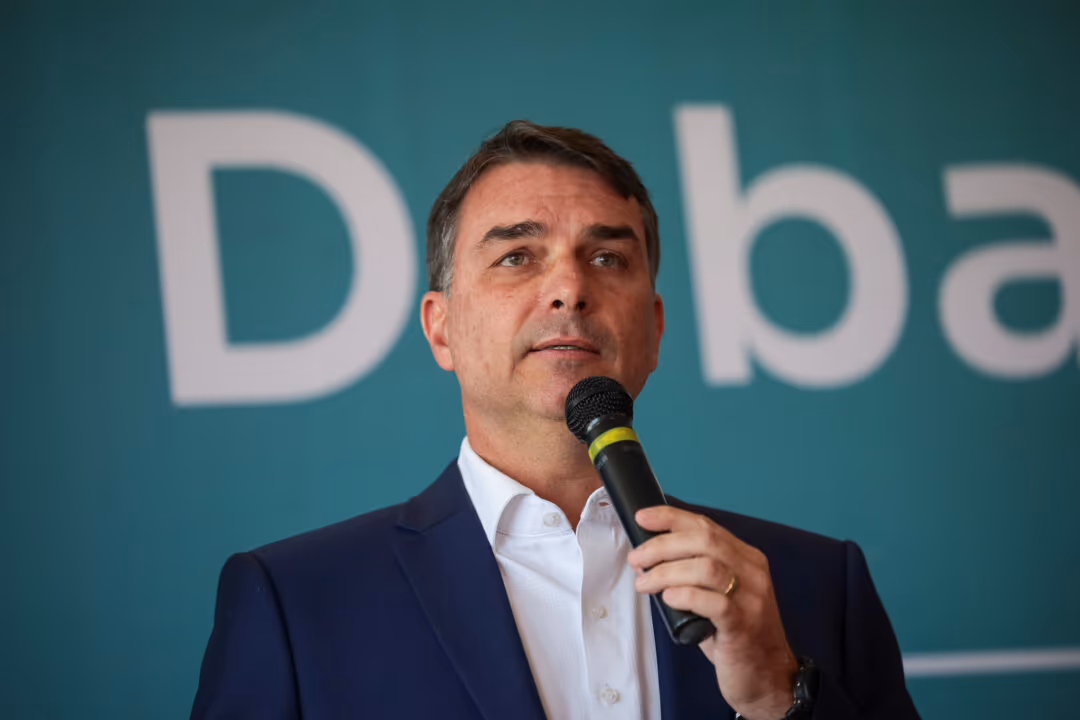 Isolado, Flávio vê aliados adiarem decisão sobre apoio