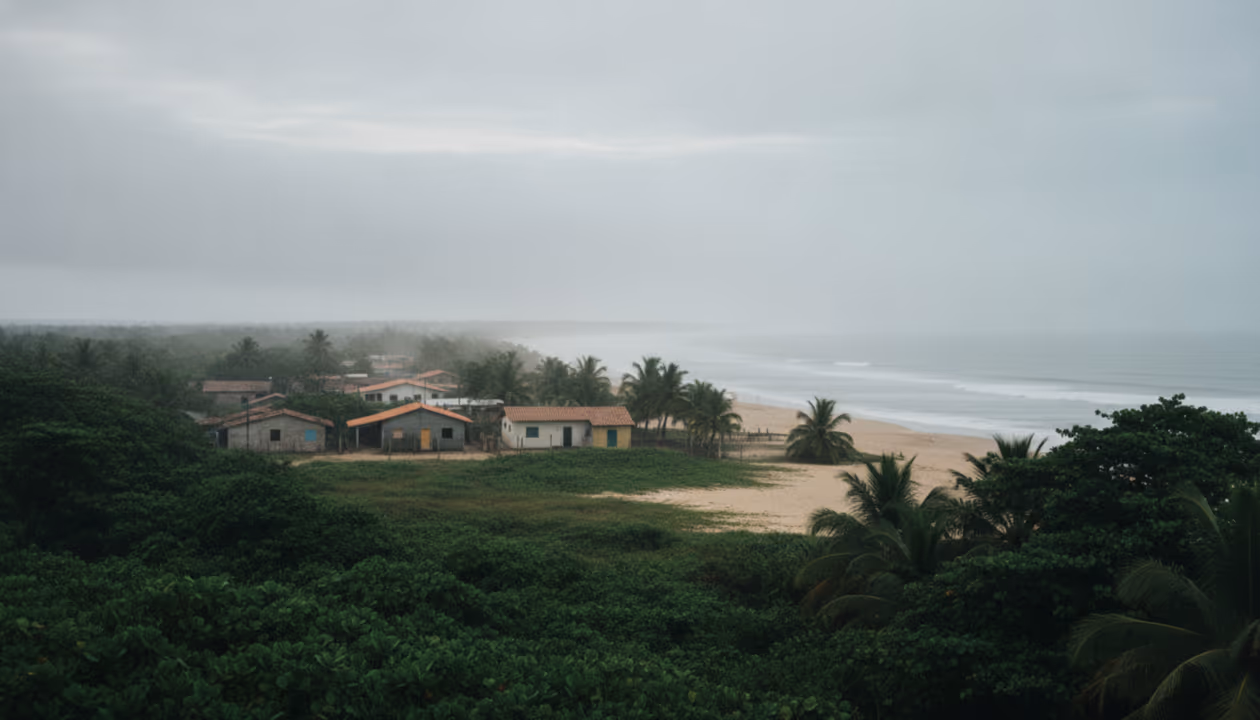 A cidade do litoral onde as casas mofam o ano inteiro e como se convive com isso