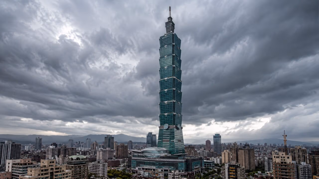 O prédio à prova de terremoto que usa uma bola gigante de 660 toneladas para sobreviver a abalos extremos