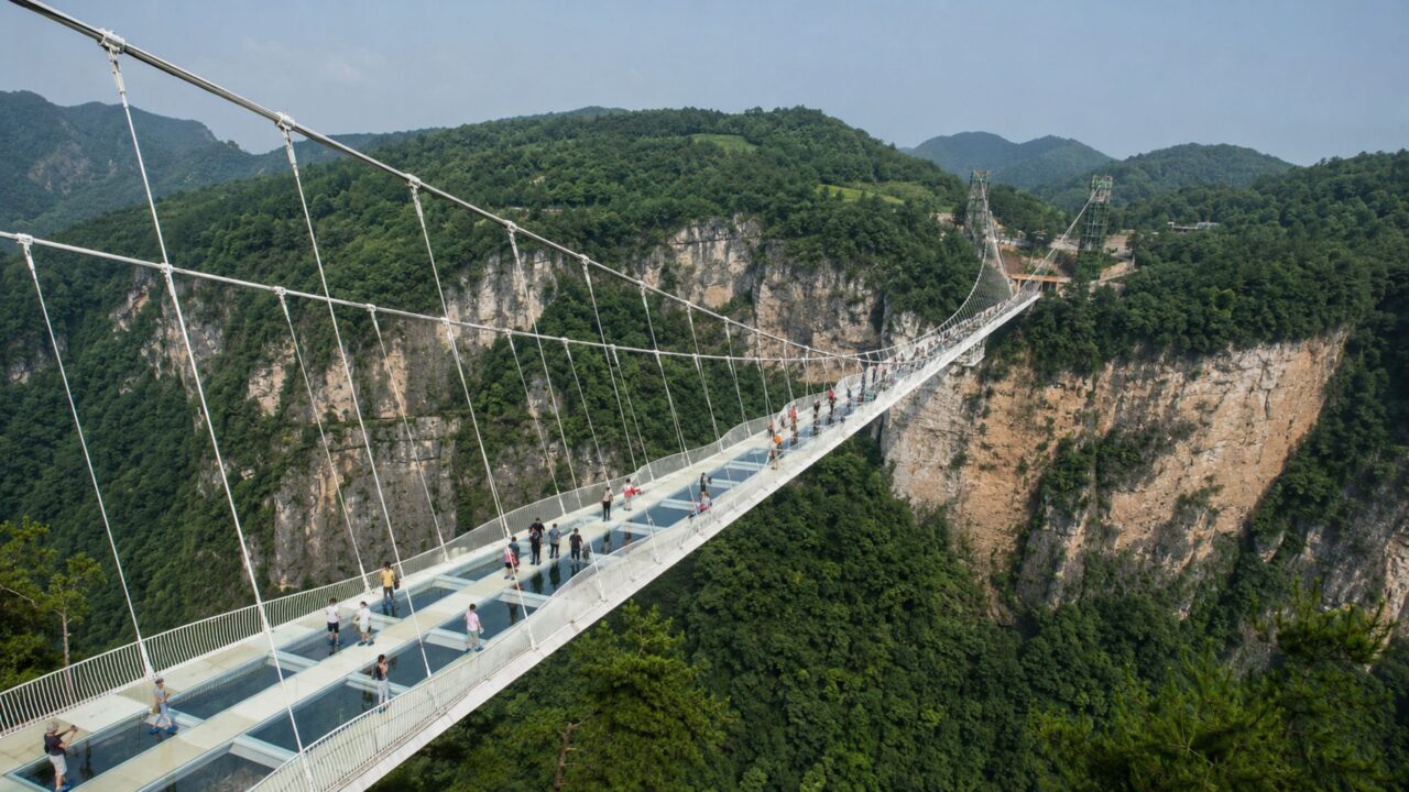 A ponte de vidro de Zhangjiajie vista em escala real