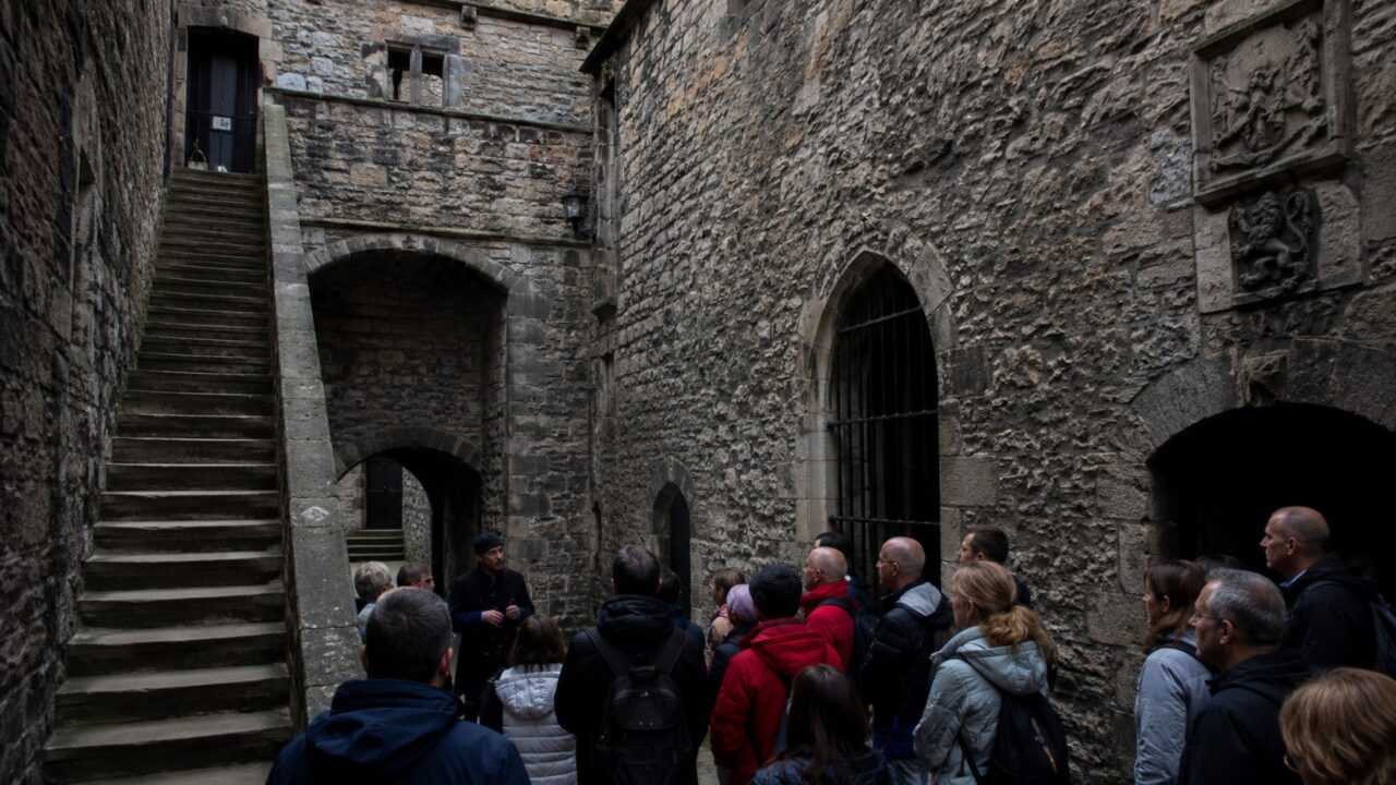 Corredores antigos reforçam a fama sombria do castelo