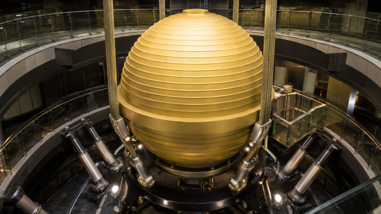 A esfera gigante que ajuda a reduzir o balanço da torre