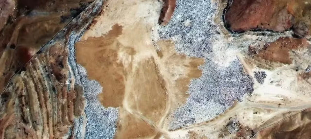 A gigante montanha das roupas visível do espaço são 60.000 toneladas de roupas descartadas e que acabaram no Deserto do Atacama