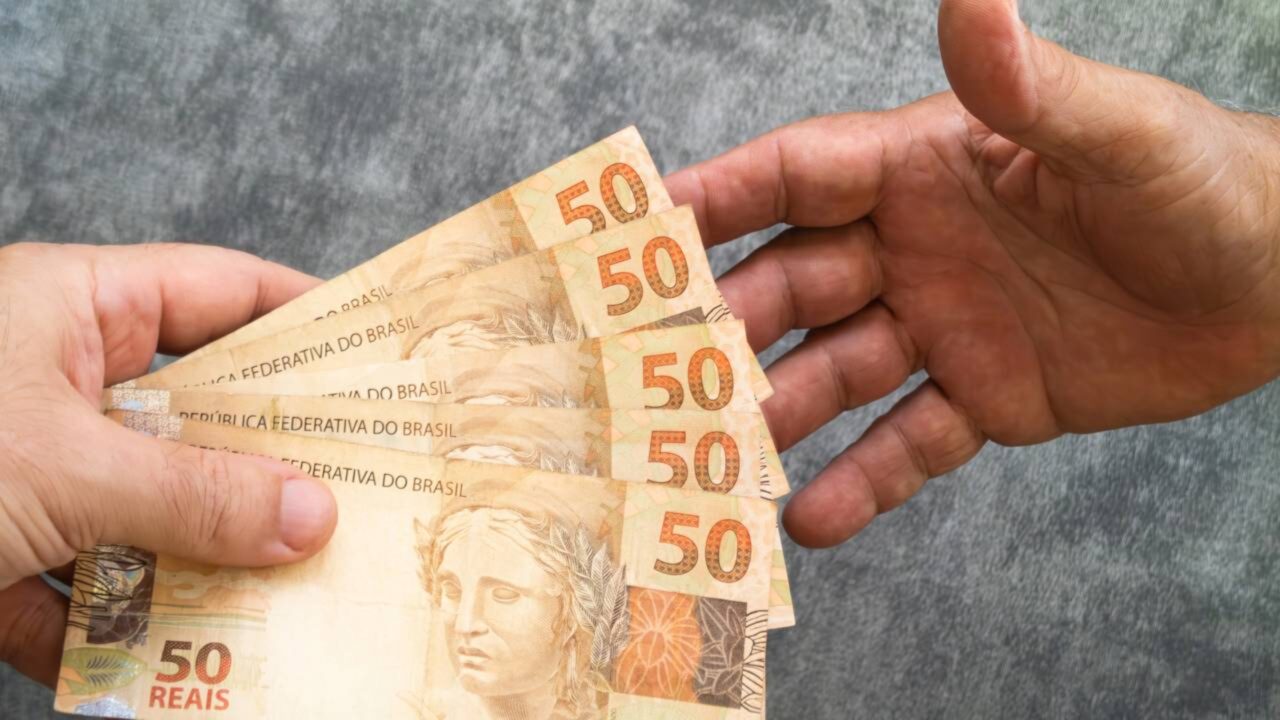 A psicologia indica que pessoas que sempre pagam em dinheiro em vez de cartão não são antiquadas, elas realmente precisam manter um controle exaustivo de despesas