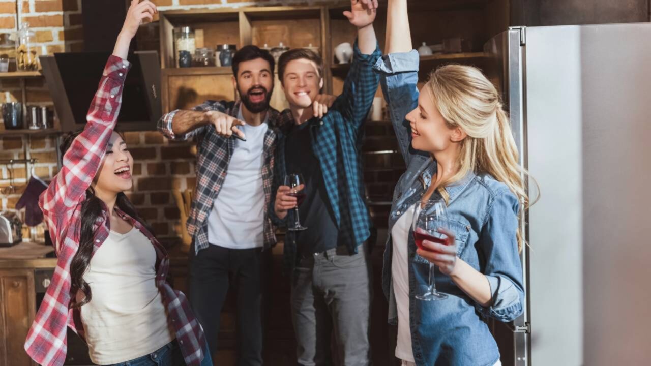 A psicologia revela que adultos que param de dar festas não estão desistindo, mas deixando para trás a performance que seus jovens não podiam se dar ao luxo de abandonar
