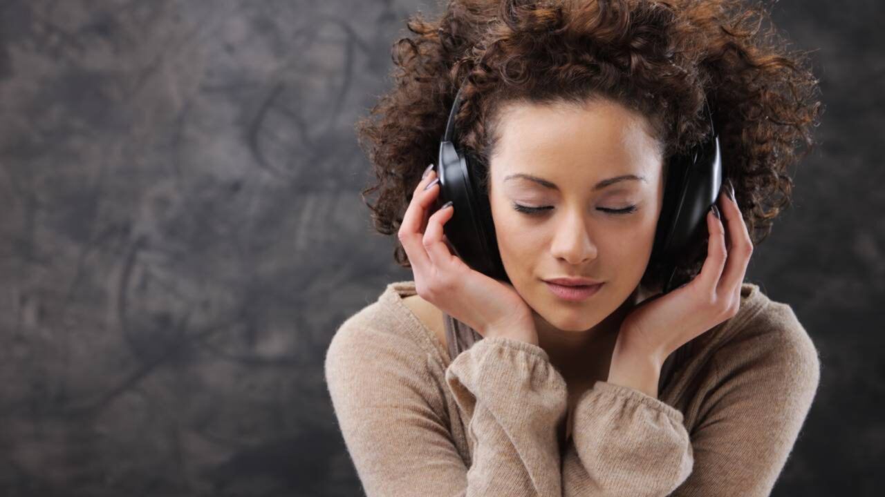 A psicologia revela que pessoas que sempre ouvem as mesmas músicas não estão estagnadas, mas usam a música como um meio para se sentirem reguladas ou compreendidas