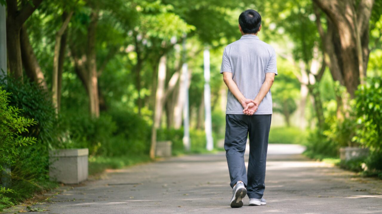 A psicologia revelou que pessoas que caminham com as mãos para trás não são para o bem-estar, mas para reflexão e calma
