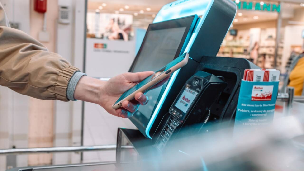Adeus caixas nos supermercados Unidades passam a operar apenas com autoatendimento