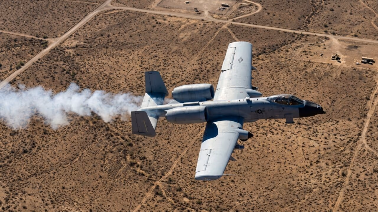Piloto percebe fumaça saindo do A-10, perde parte do sistema hidráulico e usa praticamente todos os 2.400 metros da pista antes de conseguir parar a aeronave