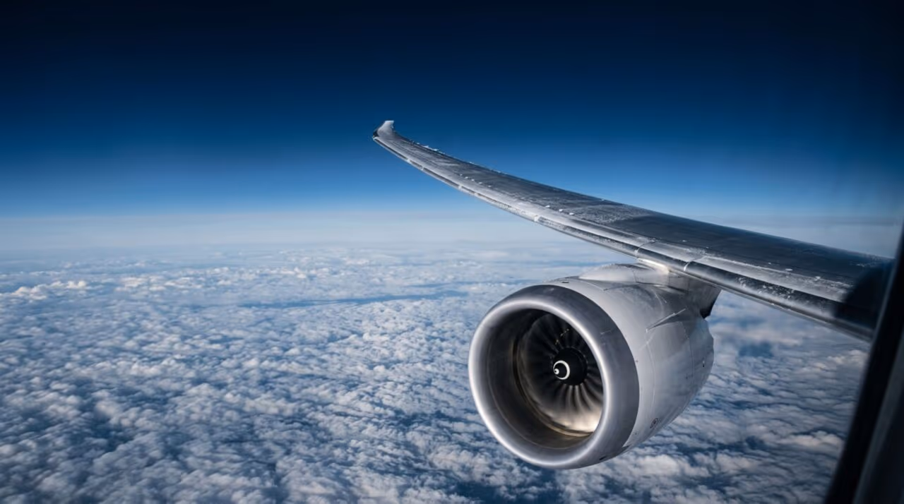 O motivo assustador pelo qual aviões precisam esquentar o combustível a 10 mil metros de altura para continuar voando
