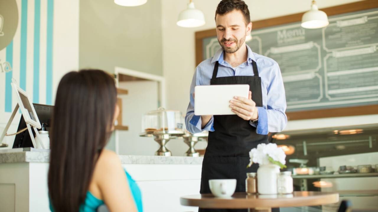 Ajudar o garçom a arrumar a mesa pode parecer um gesto gentil, porém, os psicólogos veem isso como algo muito mais profundo
