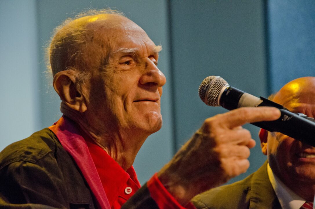 Frase do dia de Ariano Suassuna, mestre da literatura nordestina: “O otimista é um tolo. O pessimista, um chato. Bom mesmo é ser um realista esperançoso”