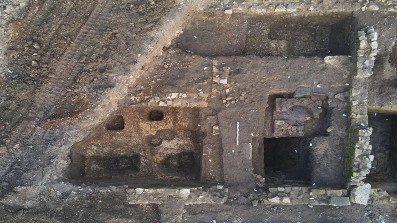 Arqueólogos desenterram um jarro cheio de dezenas de milhares de moedas romanas de 1.800 anos