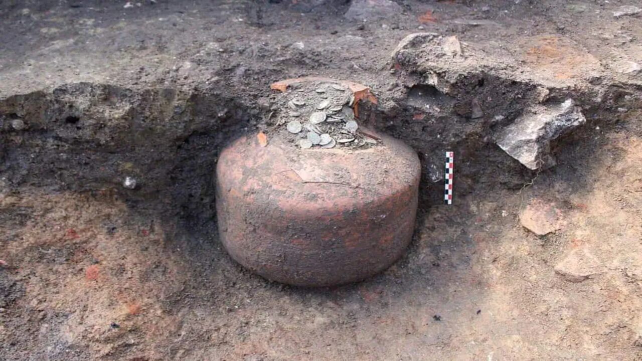Arqueólogos desenterram um jarro cheio de dezenas de milhares de moedas romanas de 1.800 anos