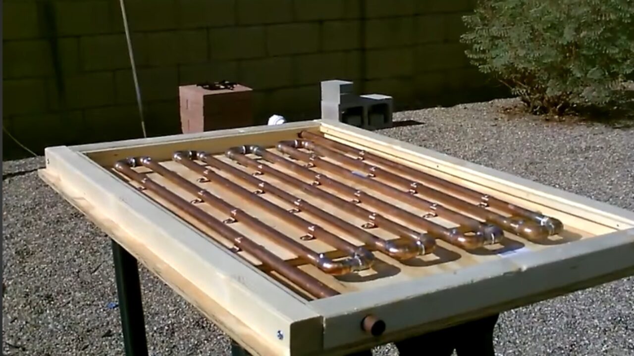 Até onde vai a engenhosidade humana; homem cria aquecedor de água solar caseiro feito de canos de cobre que pode chegar até 65°C