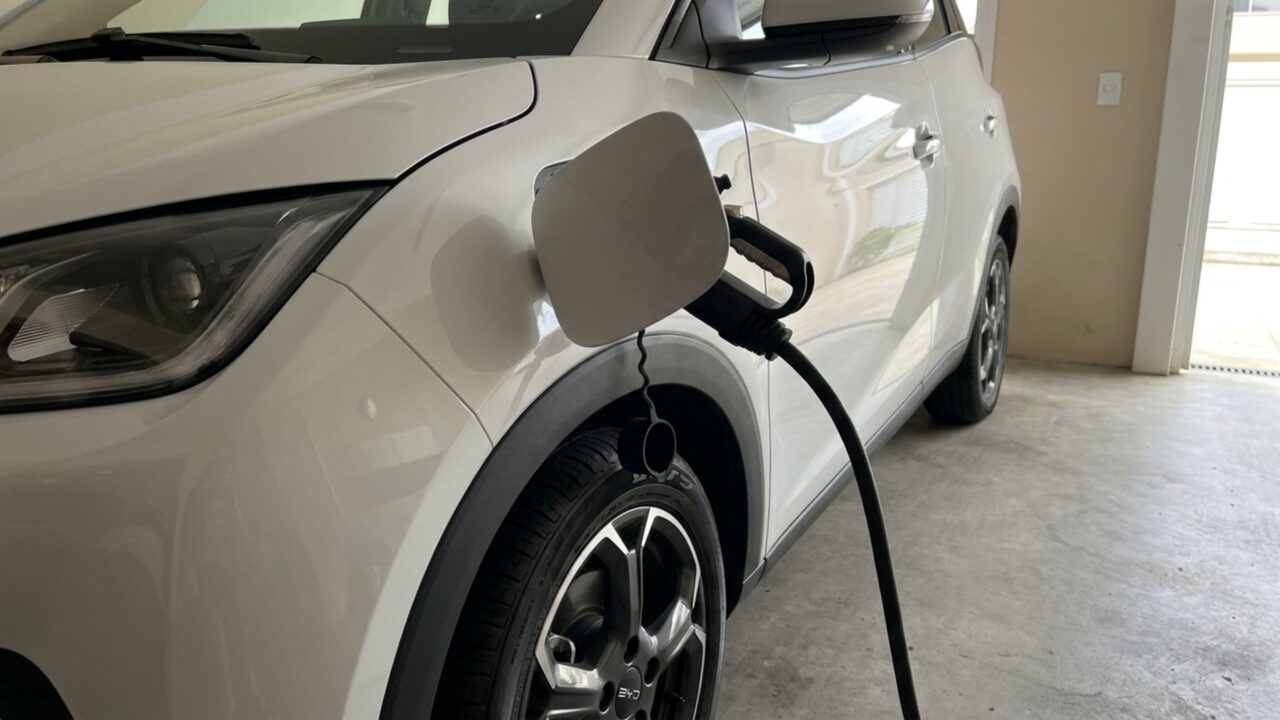 Carro elétrico da BYD já ultrapassou 62 mil unidades e conseguiu superar modelos a combustão no varejo brasileiro