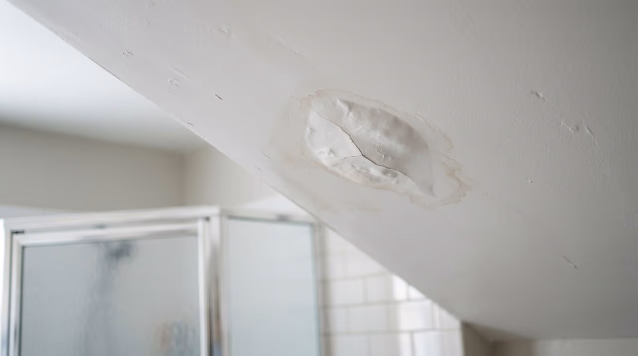 O sinal de alerta no teto do banheiro que pode indicar risco de queda de pedaços pesados do reboco