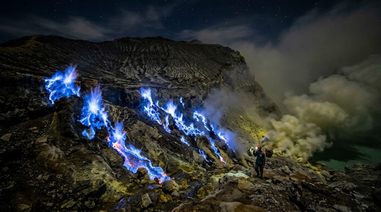 O vulcão da Indonésia onde rios de fogo azul surgem a mais de 600 °C na escuridão da noite