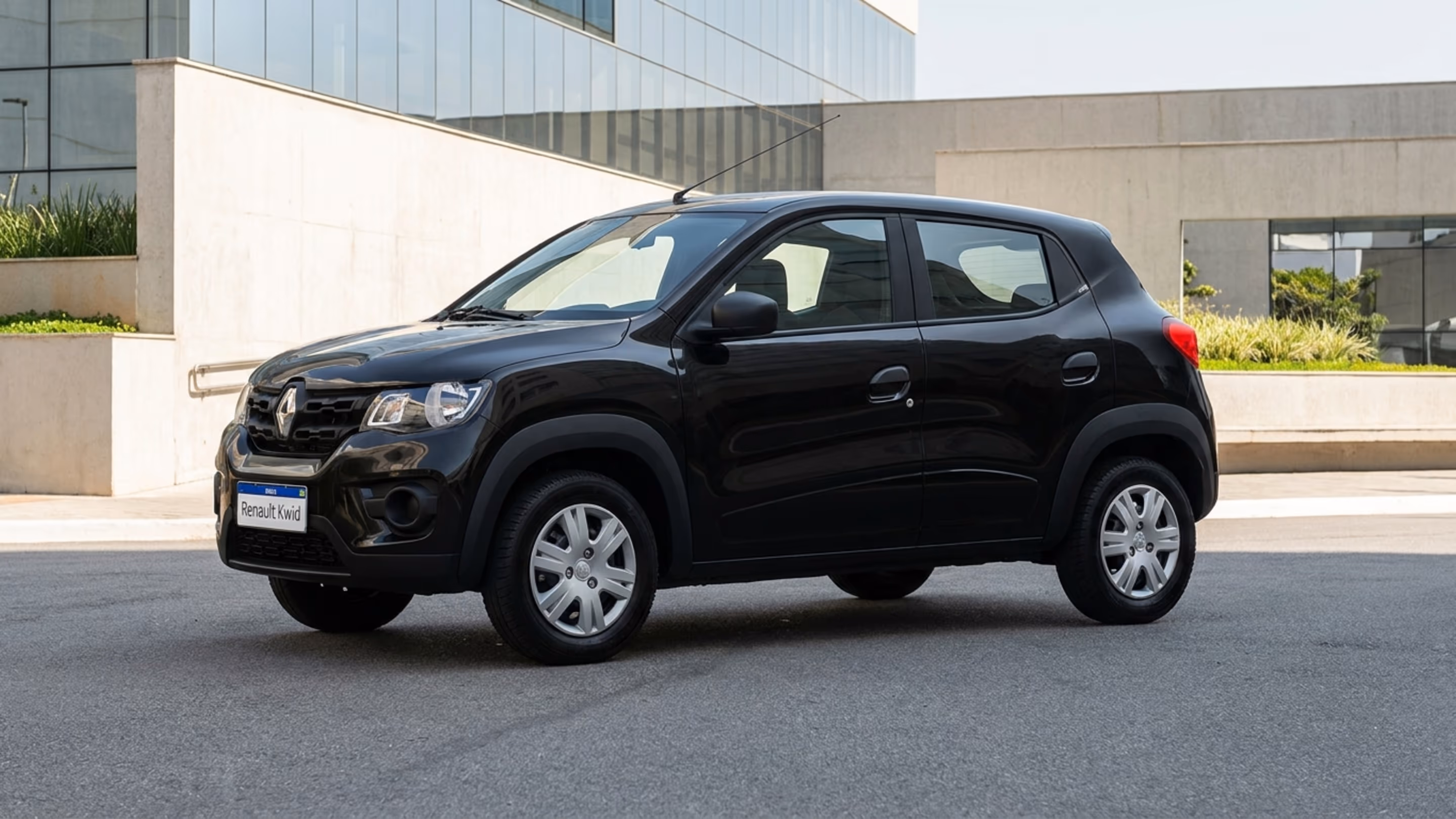 Renault vende carro 0 km por R$ 82.790 que faz até 15,5 km/l e leva 290 litros no porta-malas