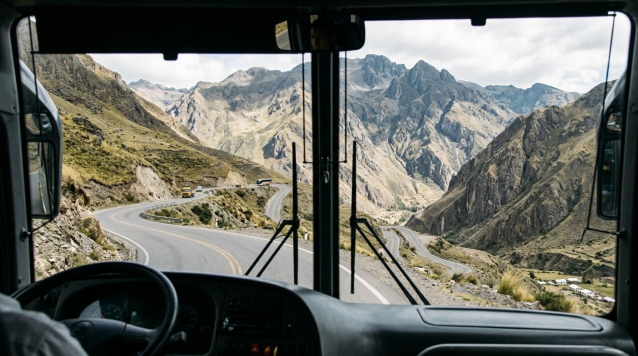 Passar dias na estrada revela a transformação gradual da paisagem sul-americana diretamente através da janela do ônibus