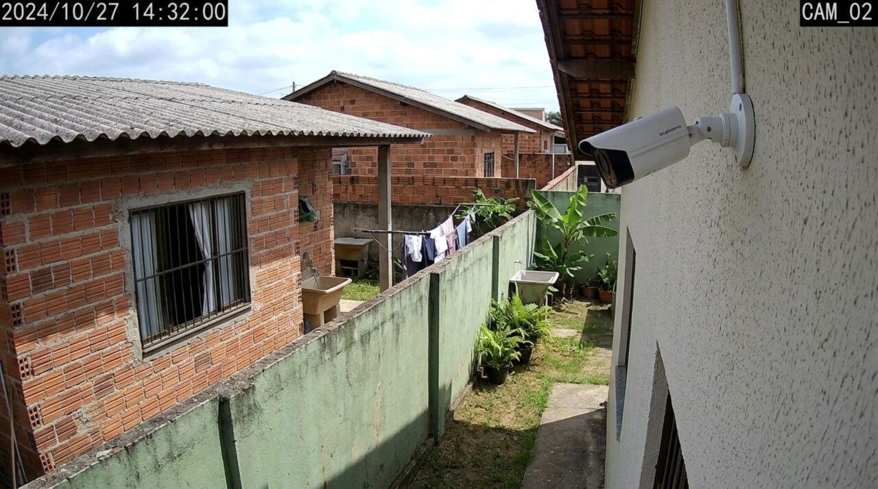 Morador percebe câmera do vizinho apontada para seu imóvel: o que diz a lei e o que pode ser feito?
