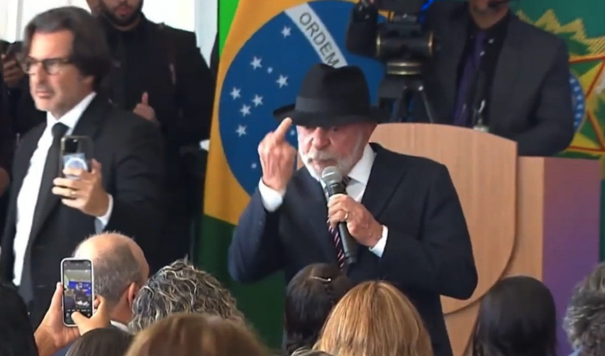 Lula mostra o dedo do meio e oposição reage
