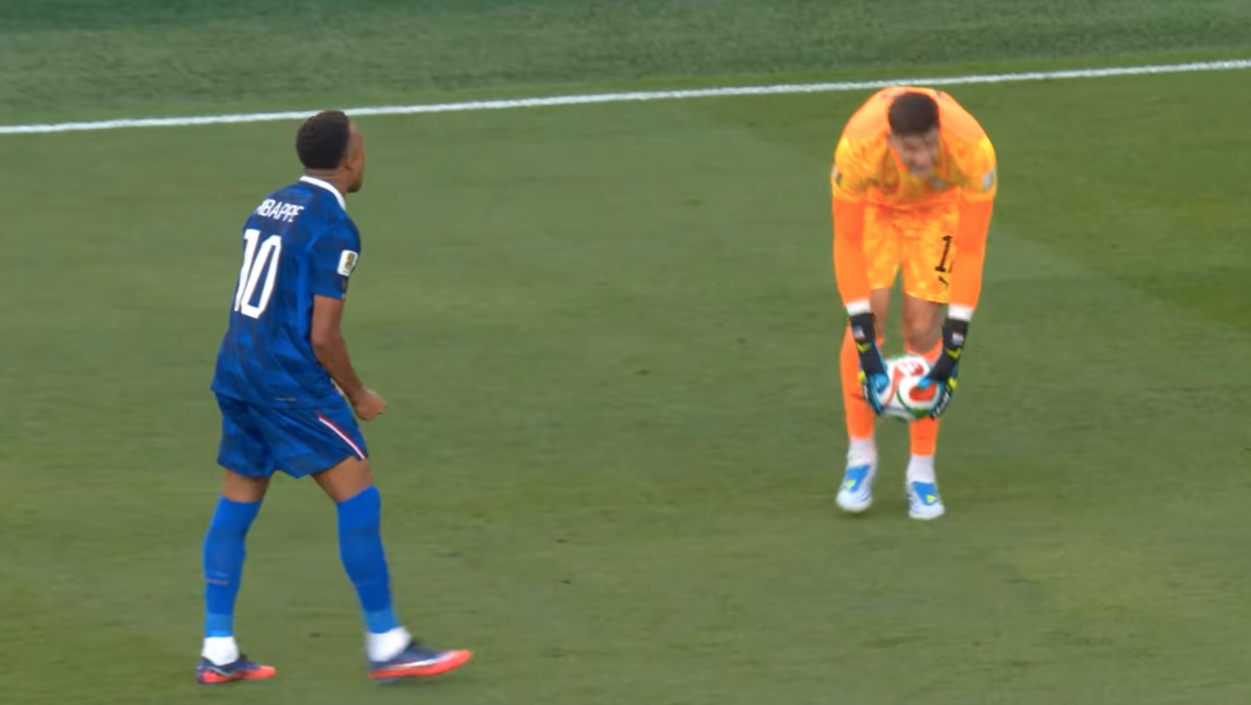 Goleiro do Paraguai rebate Mbappé após jogo tenso com a França