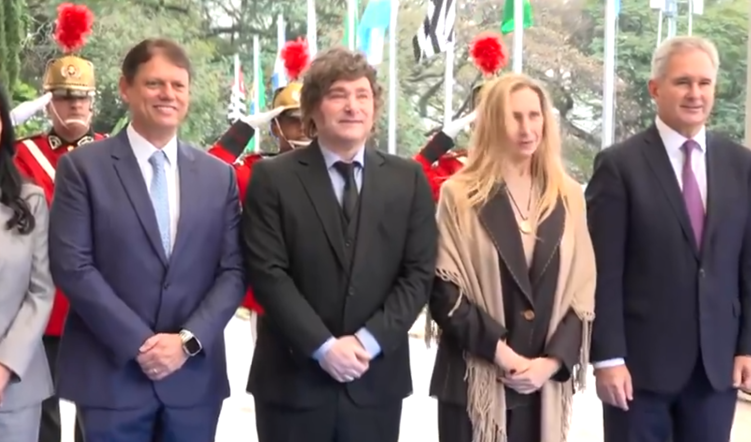 Tarcísio estende tapete azul para receber Milei em SP