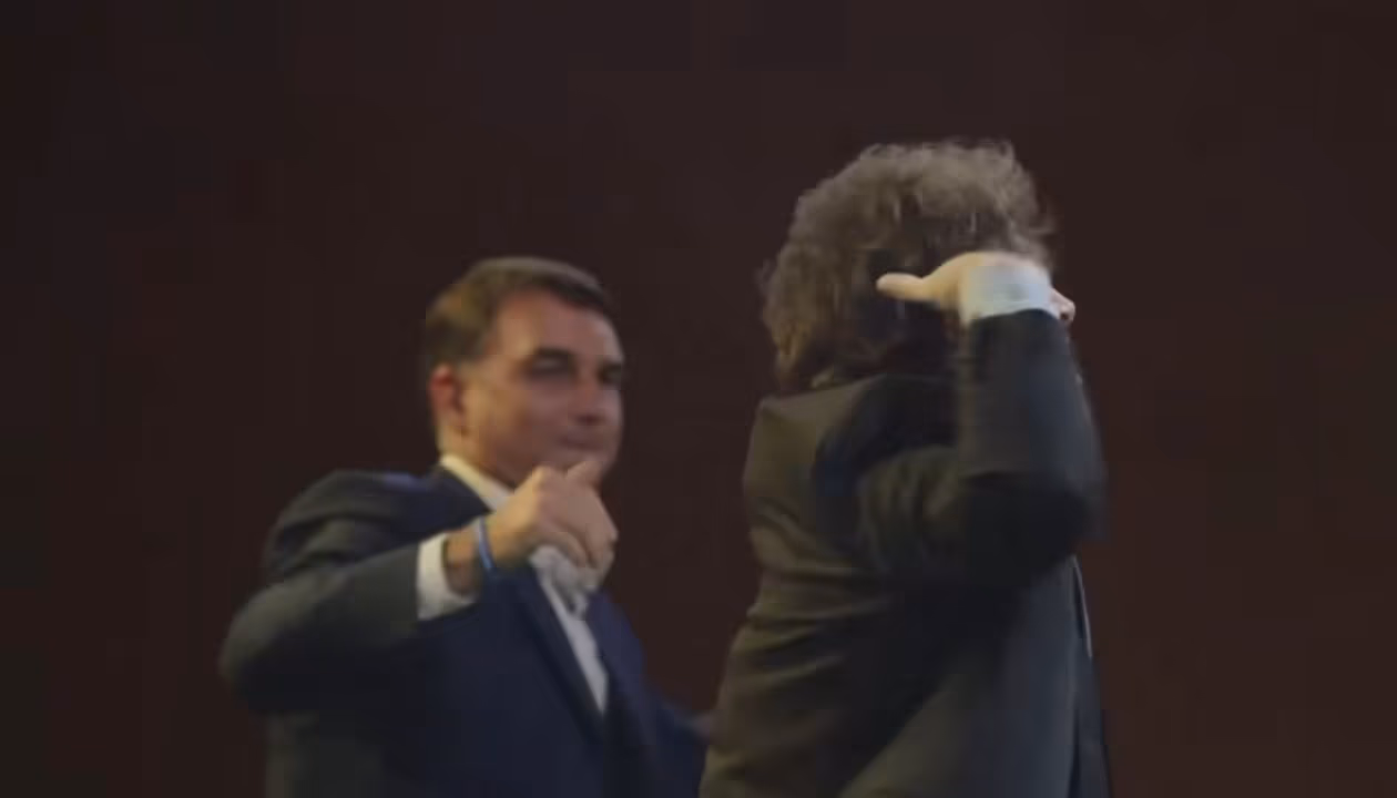 Milei dança com Flávio Bolsonaro