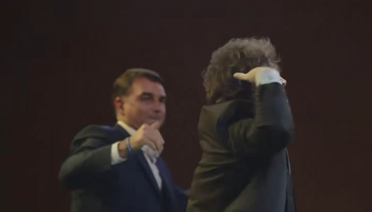 Milei dança com Flávio Bolsonaro